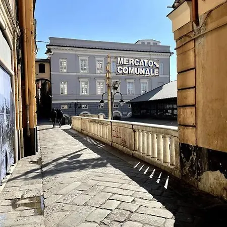 Overlooking The Porto Antico Of Gênes